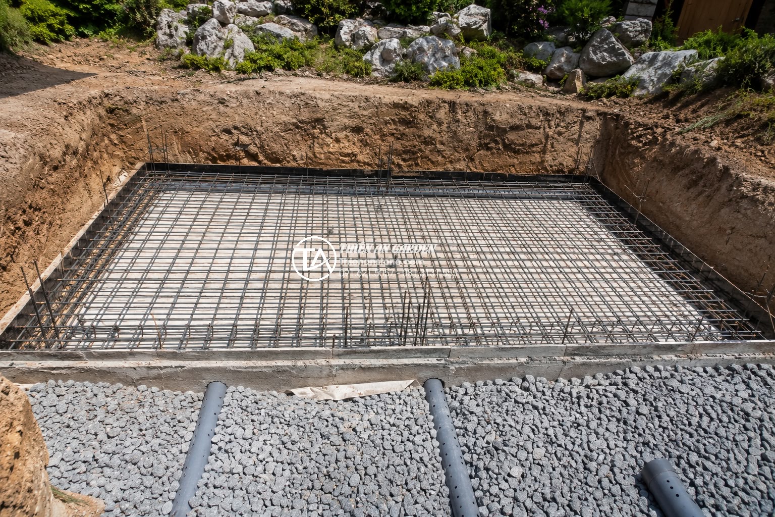 Quy trình thiết kế và thi công tiểu cảnh non bộ chuyên nghiệp từ A-Z - Detailed construction photography of professional rockery foundation work: excav