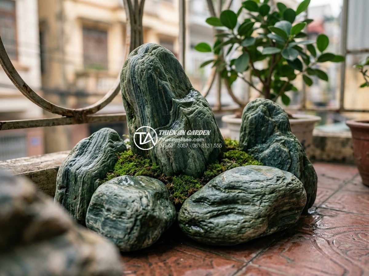So sánh đá xanh Nhật Bản và đá xanh Thanh Hóa: Sự khác biệt về đẳng cấp - Close view of Japanese blue stone used in small balcony decoration demonstrating