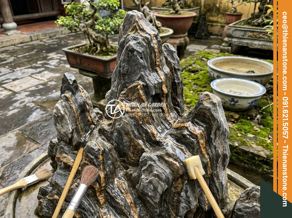 Sức hút từ những đường vân lớp lớp của đá trầm tích trong điêu khắc - Hình 17 Sức hút từ những đường vân lớp lớp của đá trầm tích trong điêu khắc - Maintenance process for sedimentary stone sculptures showing cleaning and sealin