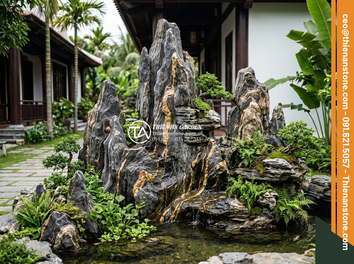 Top 10 mẫu hòn non bộ đá trầm tích đẹp nhất cho biệt thự - Luxury villa backyard featuring a large sedimentary rock bonsai with integrated 