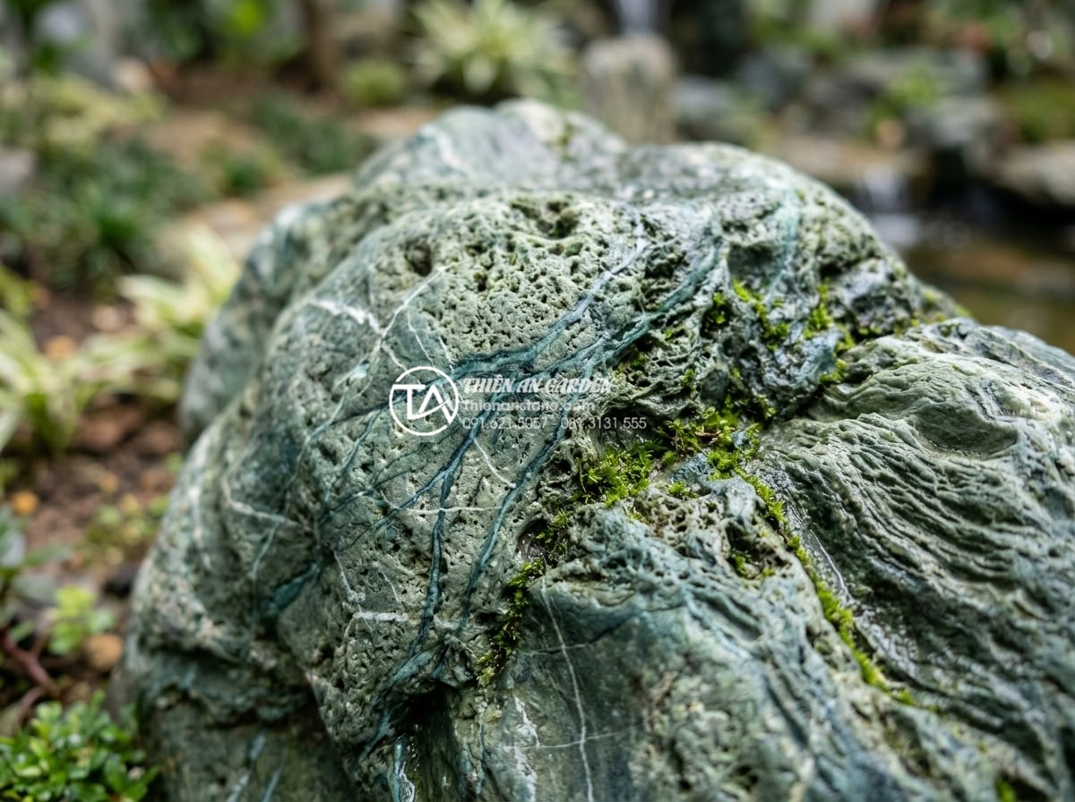 Top 10 mẫu hòn non bộ đá xanh Nhật Bản đẹp nhất cho biệt thự, nhà phố - Detailed macro shot of authentic Japanese Seiryu green stone texture showing nat