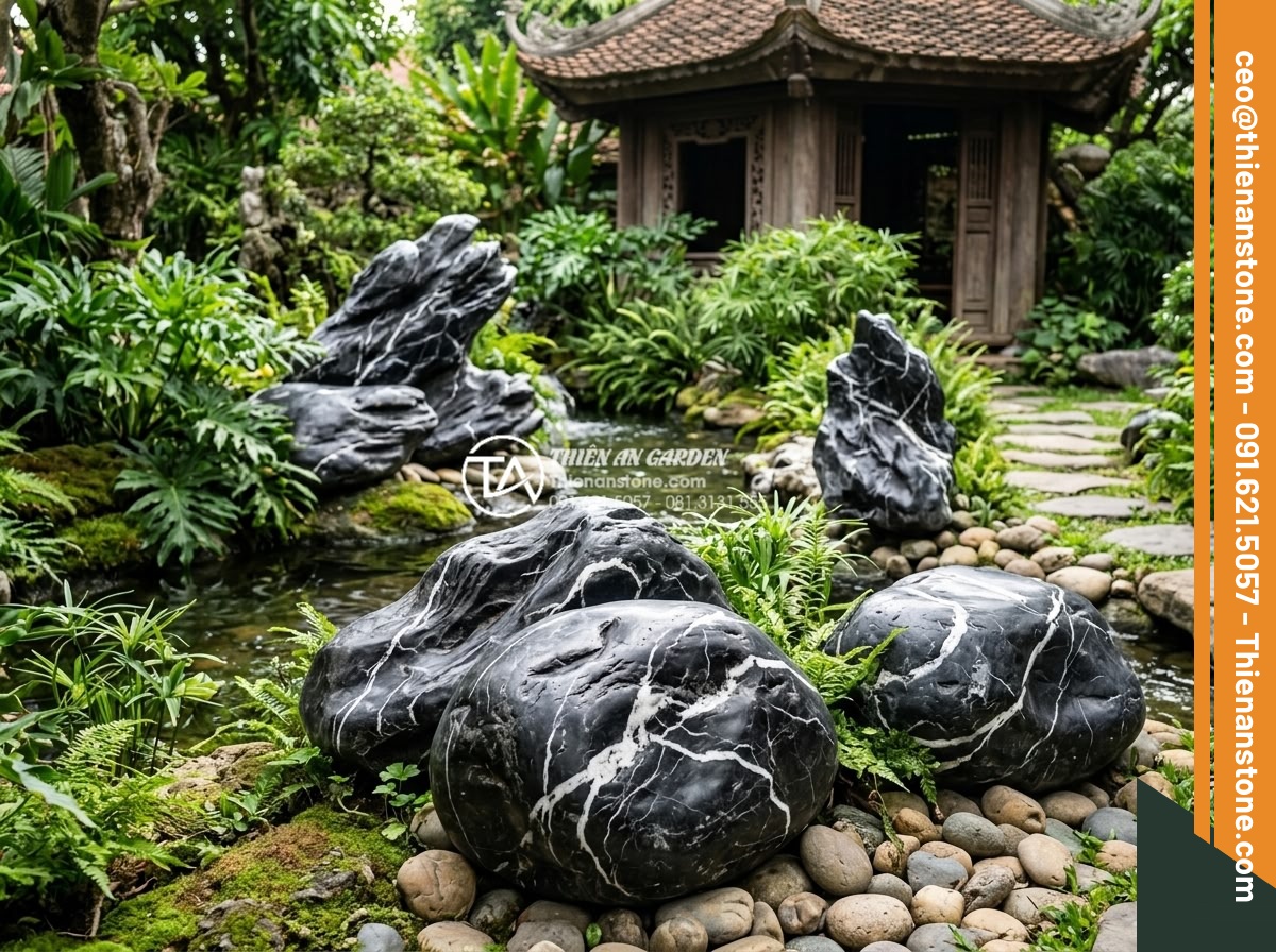 10 Loại đá tự nhiên chuyên dụng cho tiểu cảnh sân vườn mỹ nghệ - Hình 20 10 Loại đá tự nhiên chuyên dụng cho tiểu cảnh sân vườn mỹ nghệ - River stones in detailed artistic garden setting, emphasizing rounded shapes and