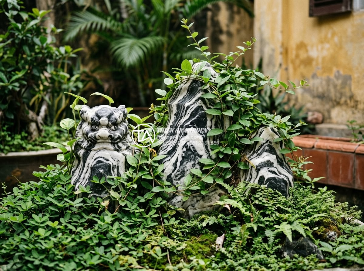 Bí quyết chọn cây trồng tiểu cảnh góc sân mini luôn xanh tốt quanh năm - Lush climbing plants and low-growing ground covers entwined around carved stone 