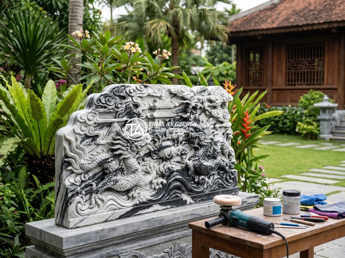 Cách bảo dưỡng và vệ sinh đá cảnh trong tiểu cảnh sân vườn luôn mới - Hình 6 Cách bảo dưỡng và vệ sinh đá cảnh trong tiểu cảnh sân vườn luôn mới - Professional polishing of intricate carved stone art pieces in a luxurious villa