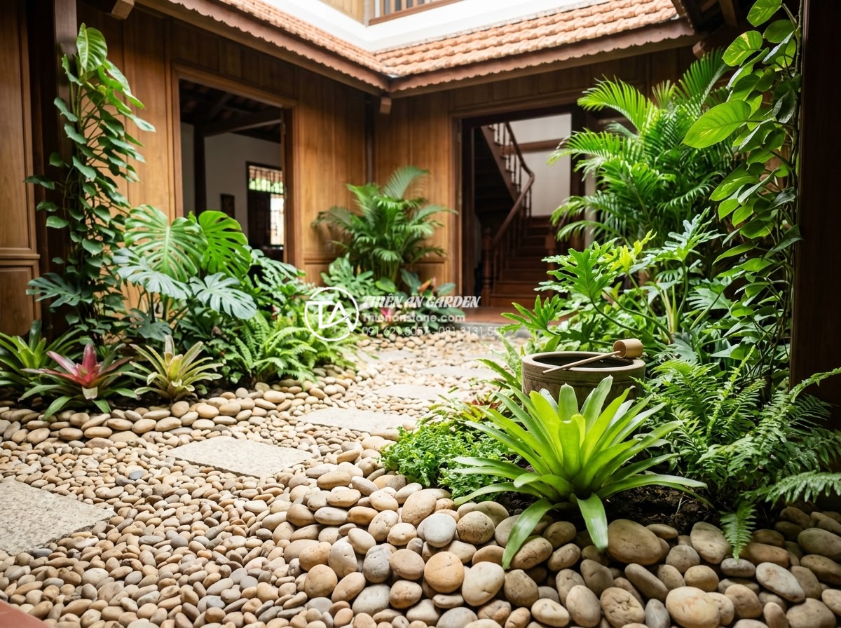Giải pháp tiểu cảnh sân vườn trong nhà cho nhà phố và nhà ống - Long-term maintained indoor courtyard garden with vibrant plants and pristine st