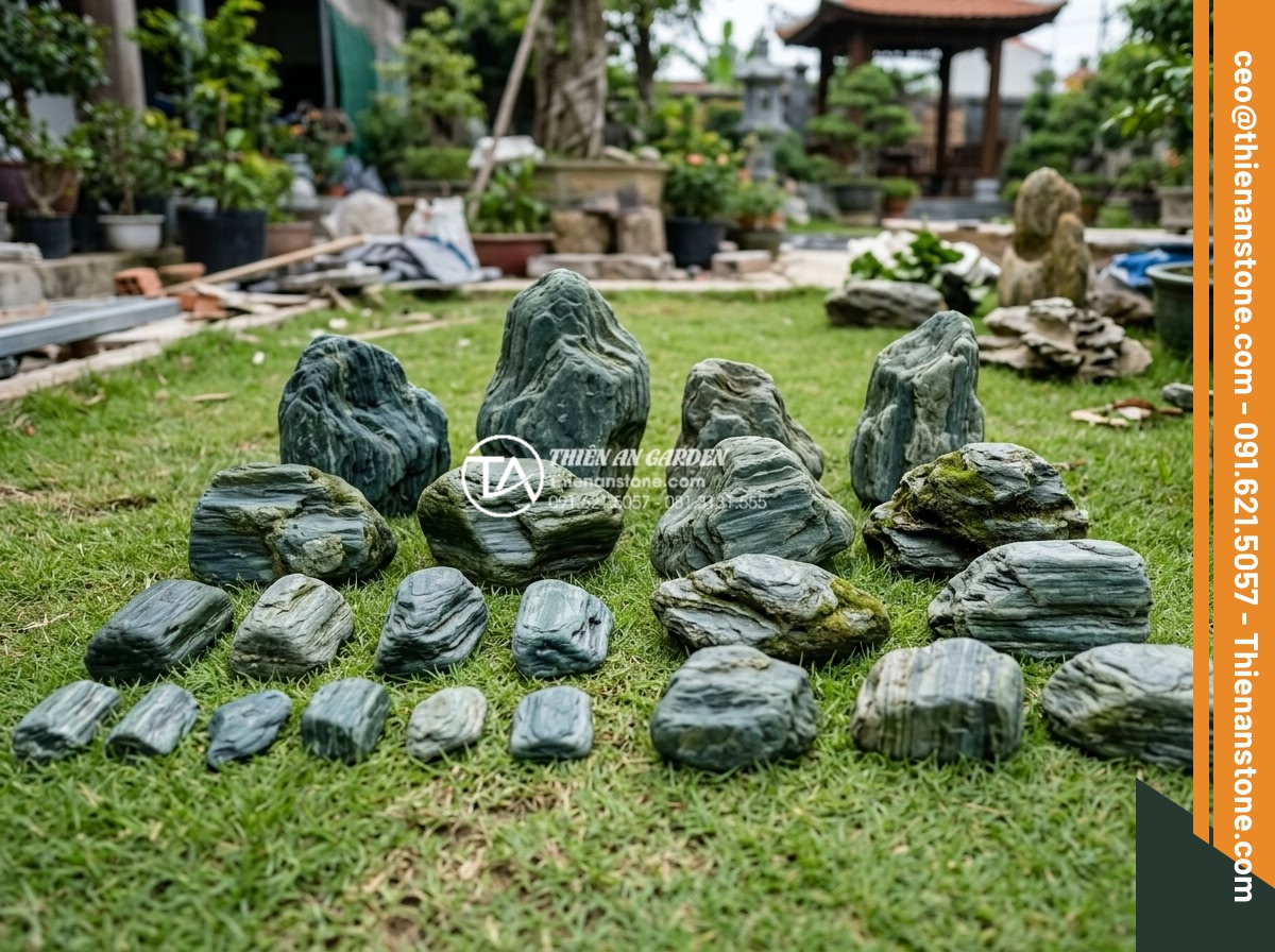 Hướng dẫn tự làm tiểu cảnh sân vườn đơn giản tại nhà - Hình 2 Hướng dẫn tự làm tiểu cảnh sân vườn đơn giản tại nhà - Variety of natural stones in different sizes, colors, and textures arranged neat