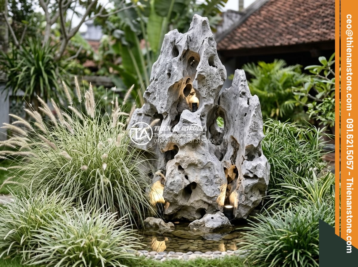 Nghệ thuật sắp đặt đá cảnh tạo điểm nhấn cho tiểu cảnh góc sân đẹp - Hình 4 Nghệ thuật sắp đặt đá cảnh tạo điểm nhấn cho tiểu cảnh góc sân đẹp - Natural stone focal point in a corner garden setting with integrated lighting an