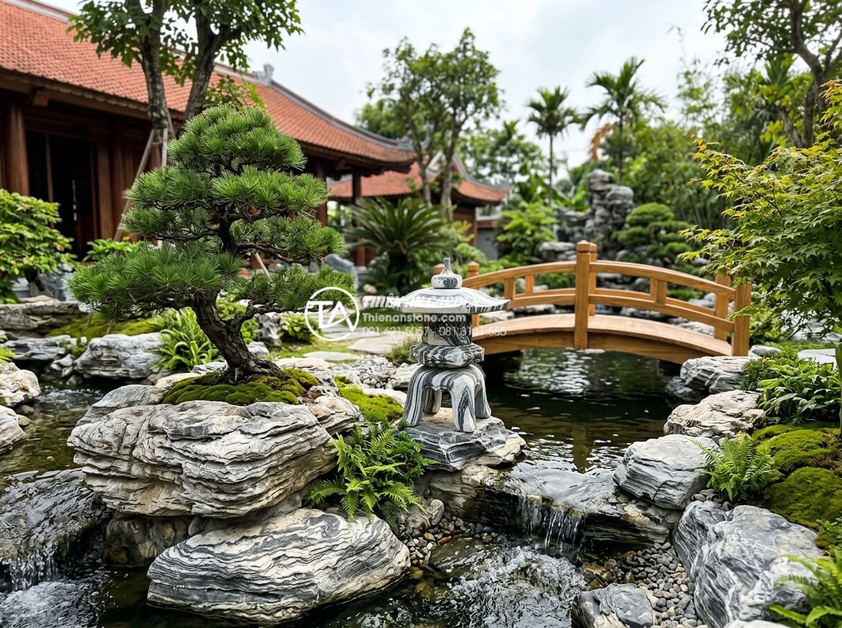 Nghệ thuật tiểu cảnh sân vườn Nhật Bản: Cách bố trí đá và nước chuẩn Zen - Japanese garden with bonsai trees, stone lantern, and bridge integrated with roc