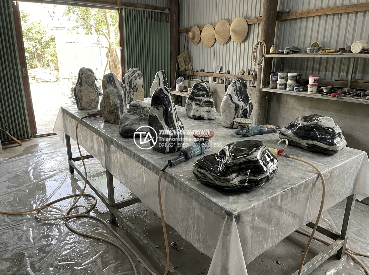 Quy trình khai thác và chế tác đá tuyết sơn tại xưởng điêu khắc - Hình 15 Quy trình khai thác và chế tác đá tuyết sơn tại xưởng điêu khắc - Professional stone polishing station with multiple snow mountain stone sculpture