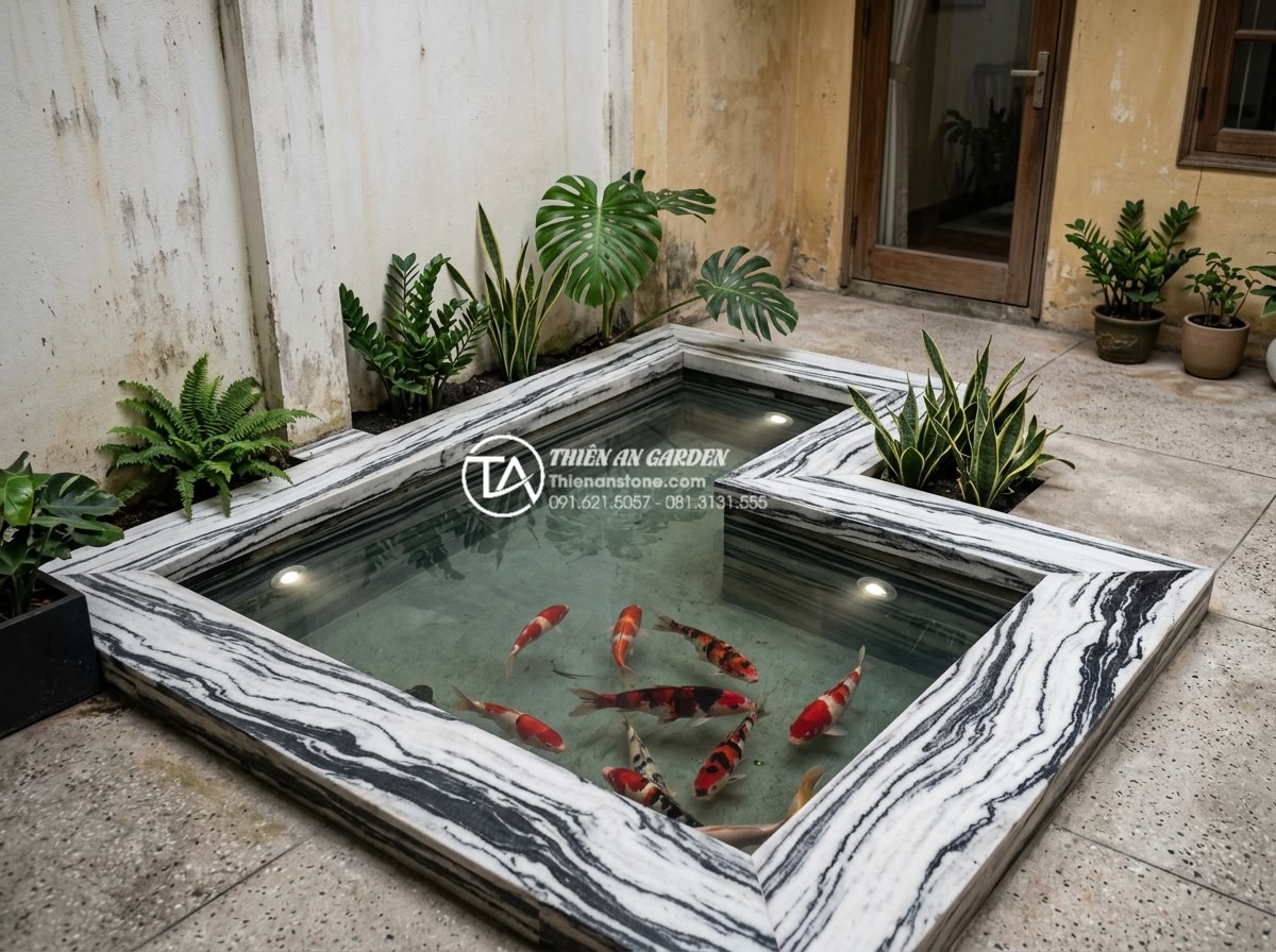 Tiểu cảnh sân vườn kết hợp hồ cá Koi: Đỉnh cao nghệ thuật đá và nước - Hình 12 Tiểu cảnh sân vườn kết hợp hồ cá Koi: Đỉnh cao nghệ thuật đá và nước - Compact modern Koi fish pond in a small backyard featuring sleek stone borders,