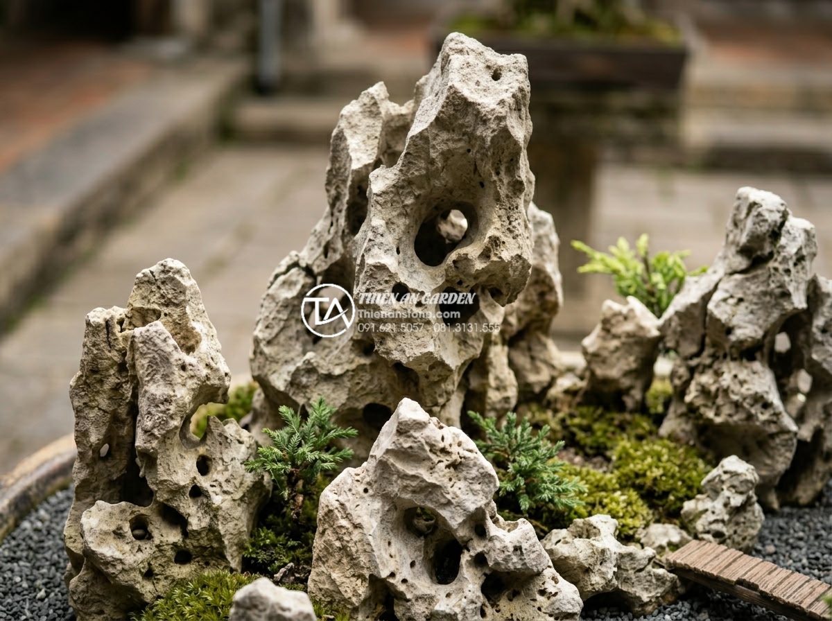 Cách chọn đá cuội và đá cảnh cho tiểu cảnh giếng trời khô - Close-up view of smooth river pebble stones in various natural colors arranged i