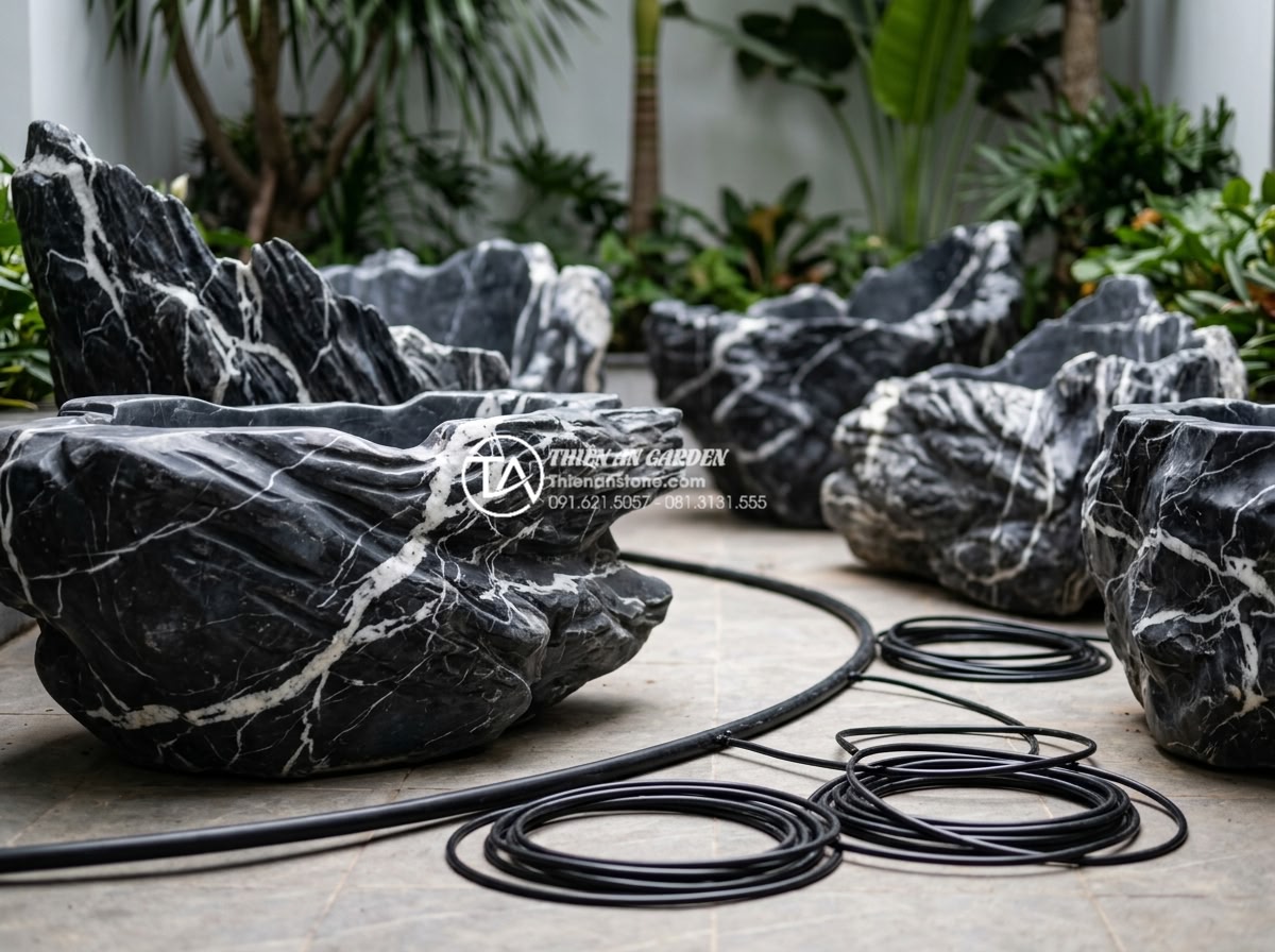 Hướng dẫn lắp đặt hệ thống tưới tự động cho tiểu cảnh giếng trời - Hình 11 Hướng dẫn lắp đặt hệ thống tưới tự động cho tiểu cảnh giếng trời - Step-by-step installation process photo showing workers laying drip irrigation t