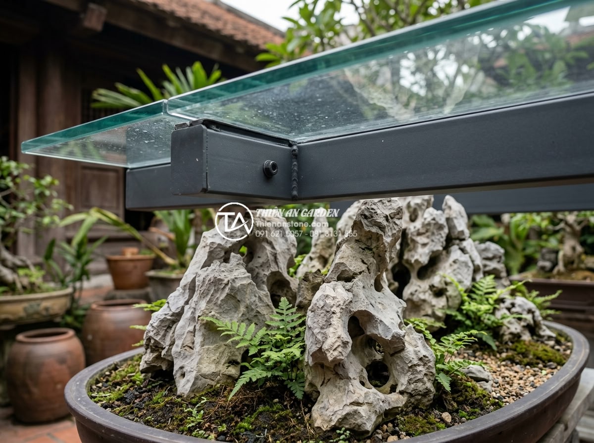 Nên dùng kính cường lực hay tấm nhựa lấy sáng cho mái che giếng trời? - High-quality tempered glass skylight panel installed over an elegant stone-carve