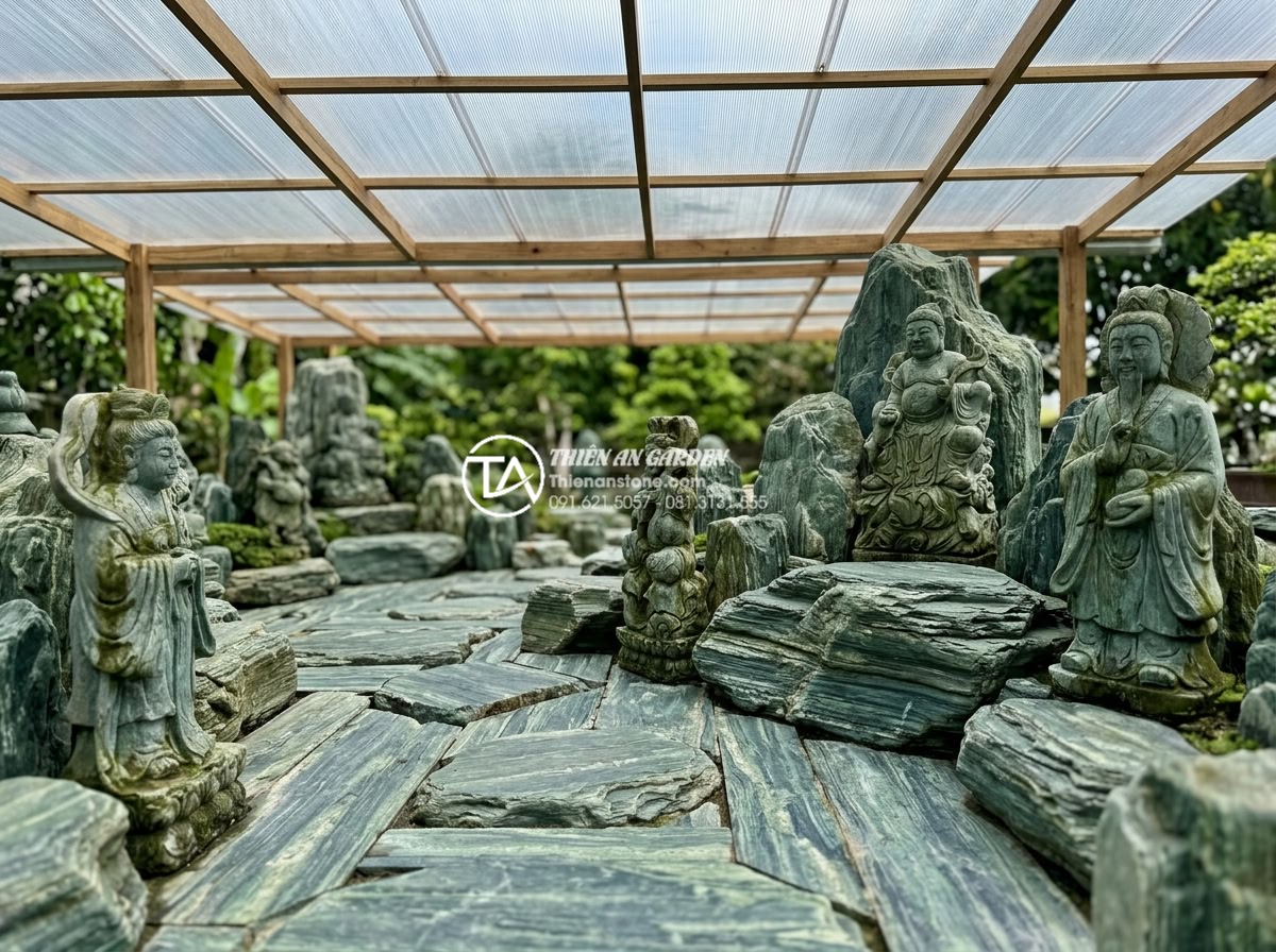 Nên dùng kính cường lực hay tấm nhựa lấy sáng cho mái che giếng trời? - Lightweight plastic light-transmitting roof panels above a traditional Vietnames