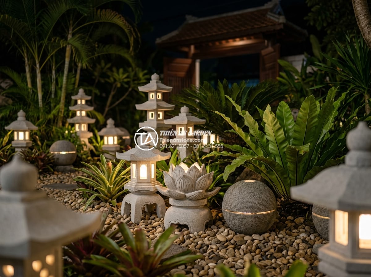 Nghệ thuật sử dụng đèn đá và ánh sáng trong tiểu cảnh sân trước nhà ban đêm - Hình 5 Nghệ thuật sử dụng đèn đá và ánh sáng trong tiểu cảnh sân trước nhà ban đêm - Collection of various handcrafted natural stone garden lanterns displayed at nig