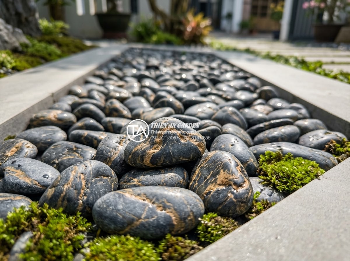 Review 5 loại sỏi quay trang trí tiểu cảnh trước nhà được ưa chuộng nhất - Close-up high-resolution photograph of premium white quartz tumbled gravel stone