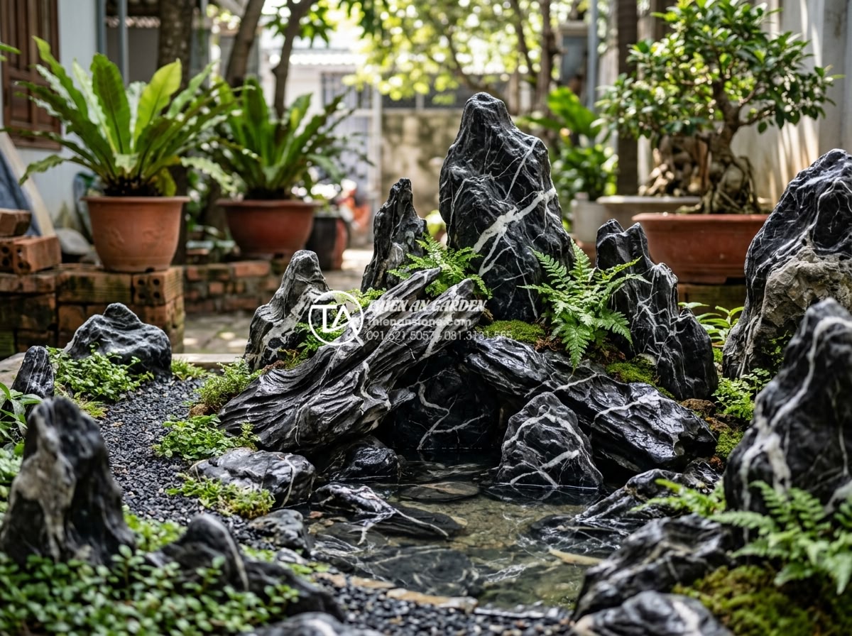 Tại sao tiểu cảnh sân sau lại là giải pháp chống nóng hiệu quả cho nhà ống? - Hình 9 Tại sao tiểu cảnh sân sau lại là giải pháp chống nóng hiệu quả cho nhà ống? - High-quality natural stone materials like granite boulders and carved decorative
