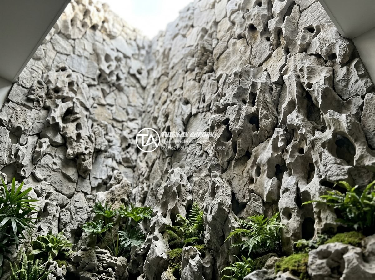 Top 5 loại đá tự nhiên ốp tường giếng trời bền đẹp và sang trọng nhất - Finished professional stone cladding installation on sky well walls showing seam
