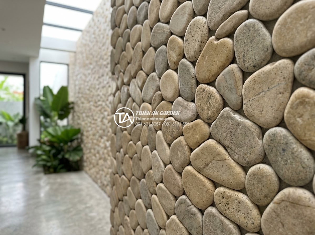 Top 5 loại đá tự nhiên ốp tường giếng trời bền đẹp và sang trọng nhất - Detailed close-up of polished natural stone tiles on atrium wall with natural li