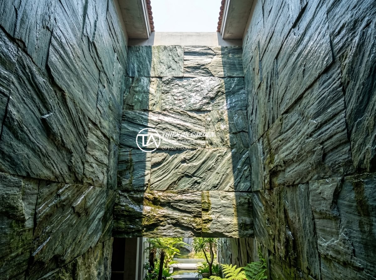 Top 5 loại đá tự nhiên ốp tường giếng trời bền đẹp và sang trọng nhất - Premium black granite natural stone tiles installed on light well walls with sun