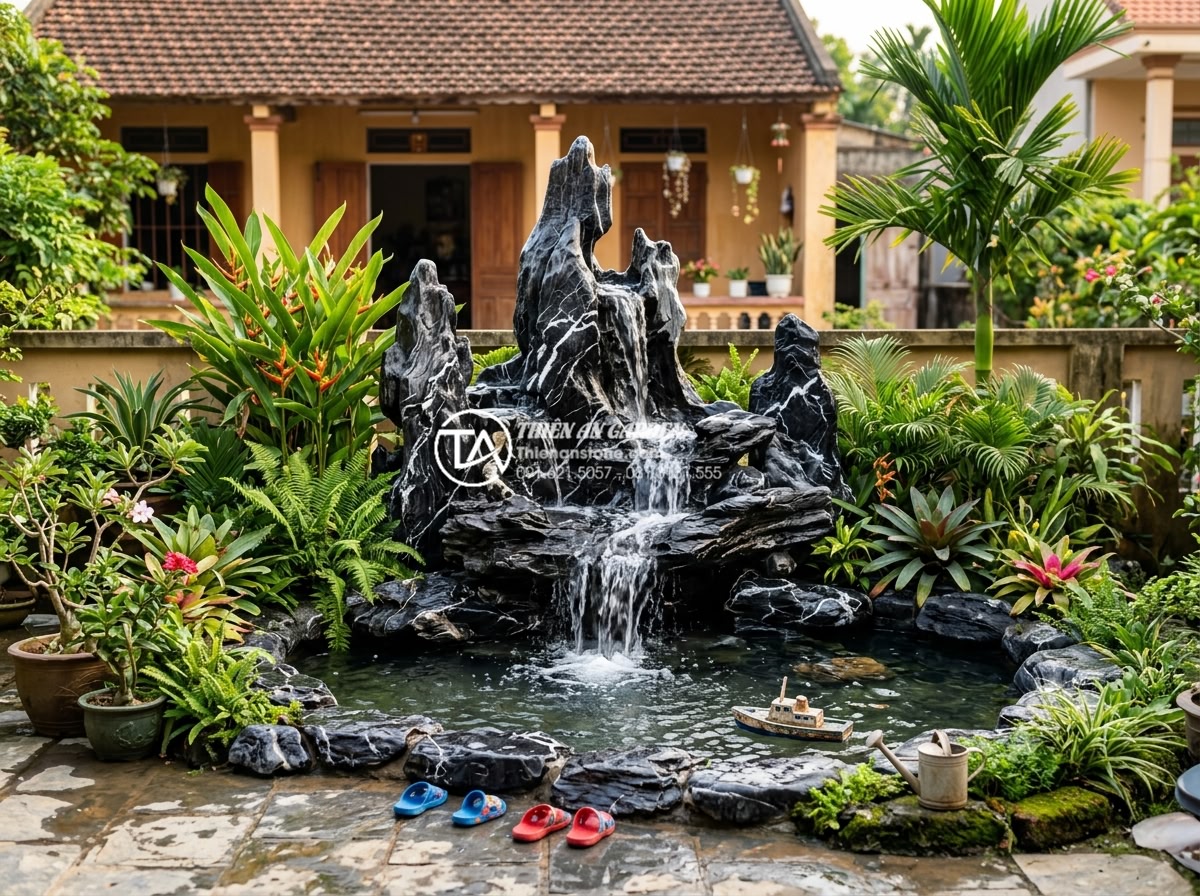 Ứng dụng thác nước đá tự nhiên trong tiểu cảnh trước sân nhà phố - Hình 12 Ứng dụng thác nước đá tự nhiên trong tiểu cảnh trước sân nhà phố - Happy Vietnamese family enjoying their newly installed affordable natural stone