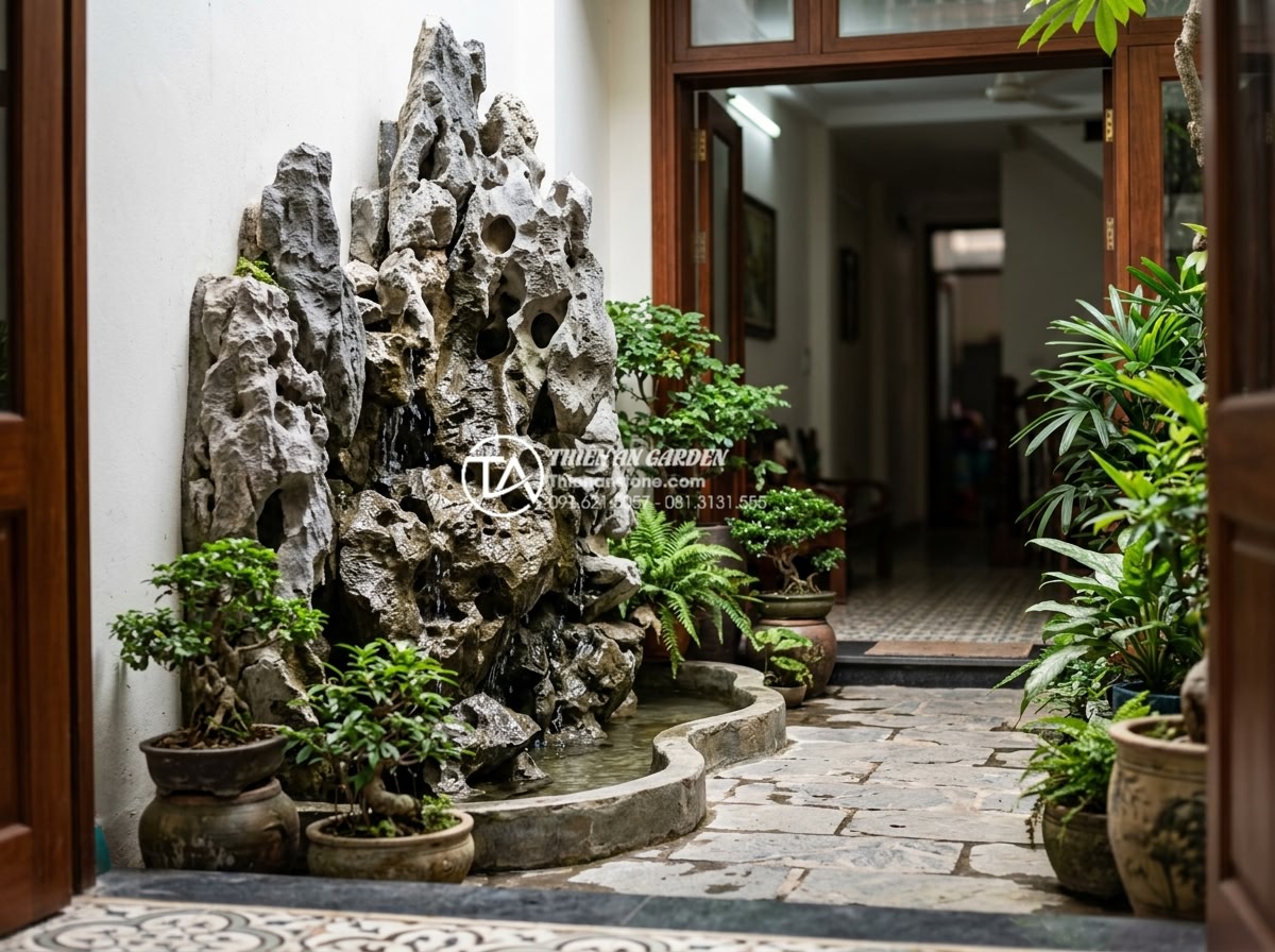 Ứng dụng thác nước đá tự nhiên trong tiểu cảnh trước sân nhà phố - Hình 8 Ứng dụng thác nước đá tự nhiên trong tiểu cảnh trước sân nhà phố - Realistic photo of custom-designed natural stone waterfall fitting perfectly in