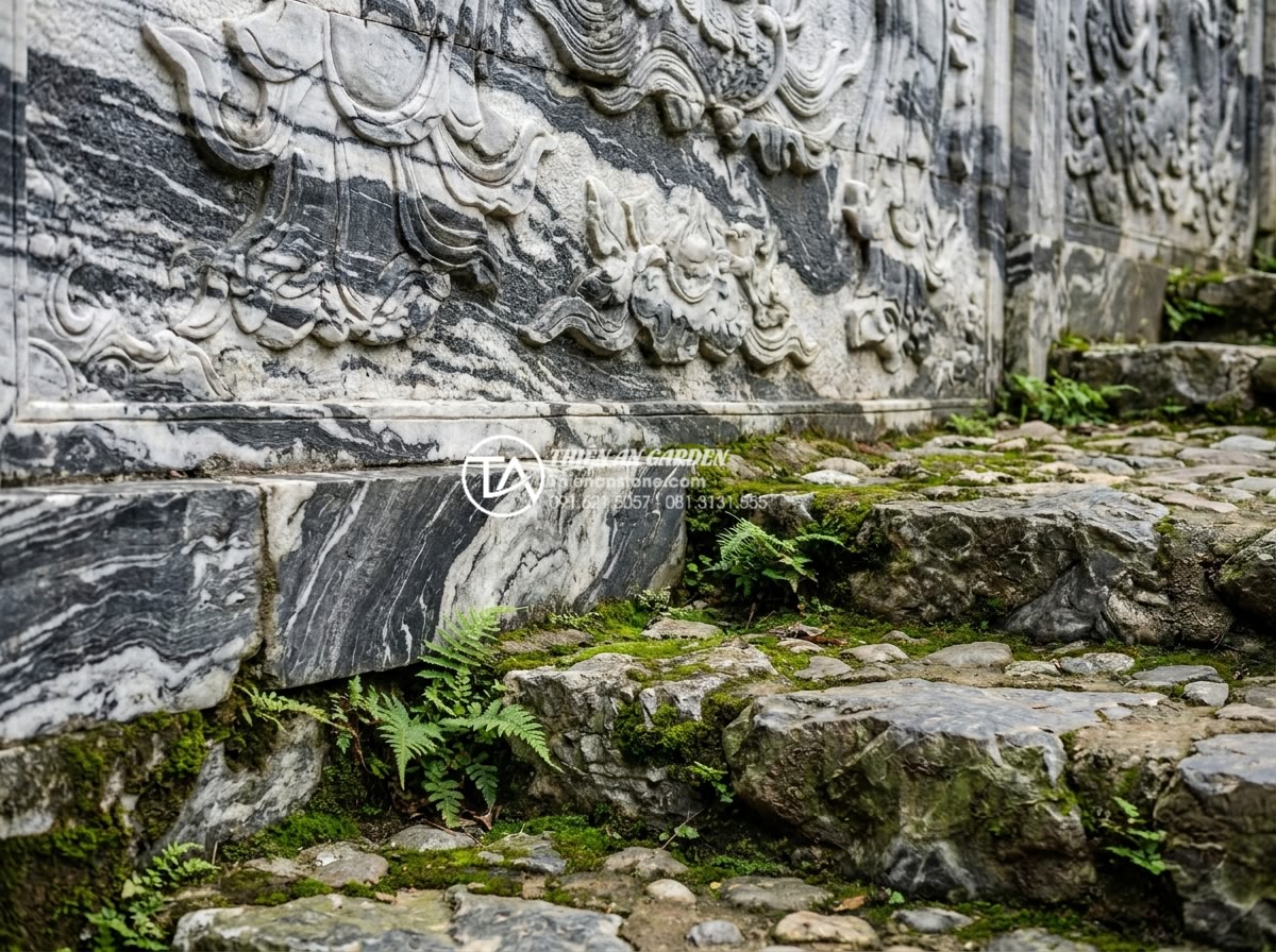 Cách kết hợp tranh đá ốp tường và tiểu cảnh nhỏ trước nhà đồng bộ - Detailed close-up of integrated stone design showing seamless transition from wa