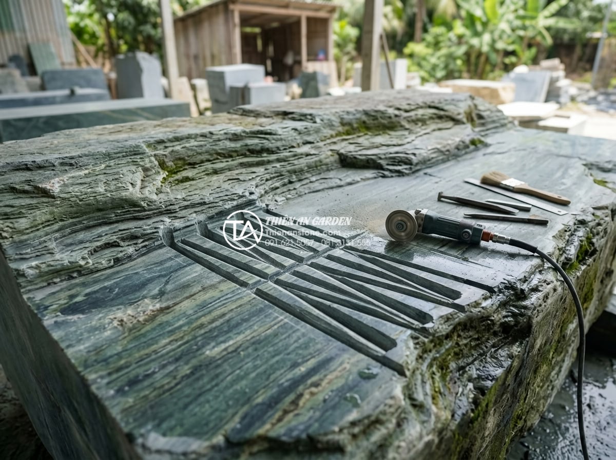 Cách khắc phục tình trạng nước tràn ra ngoài tiểu cảnh thác nước - High resolution image of expert stonemasons from Thien An Stone carving precise 
