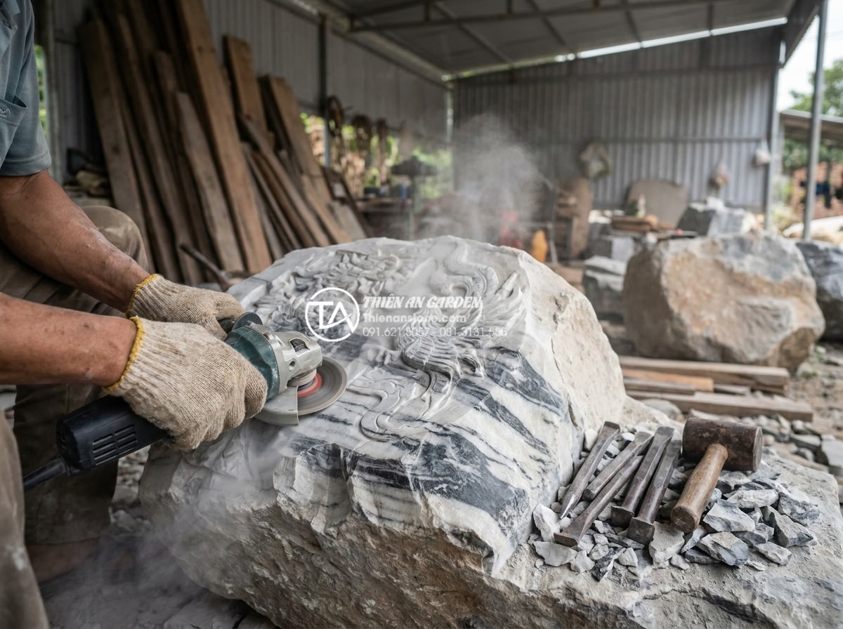 Checklist 12 bước thi công tiểu cảnh sân vườn đá tự nhiên chuyên nghiệp - Close-up professional photo of master stonemason hand-carving intricate dragon a