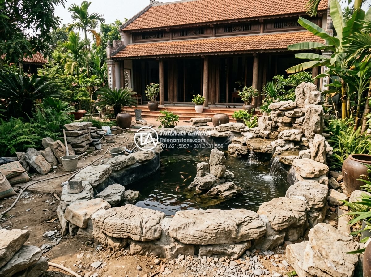 Có nên đặt bể cá tiểu cảnh trước cửa nhà? Lưu ý đại kỵ phong thủy - Hình 9 Có nên đặt bể cá tiểu cảnh trước cửa nhà? Lưu ý đại kỵ phong thủy - Professional team from Thien An Stone company installing natural stone Koi pond