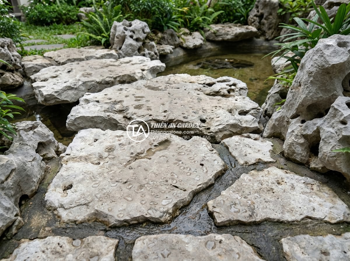 Những vật liệu không thể thiếu khi thi công tiểu cảnh trước nhà biệt thự - Close-up comparison of high-grade natural granite and basalt stones used in vill