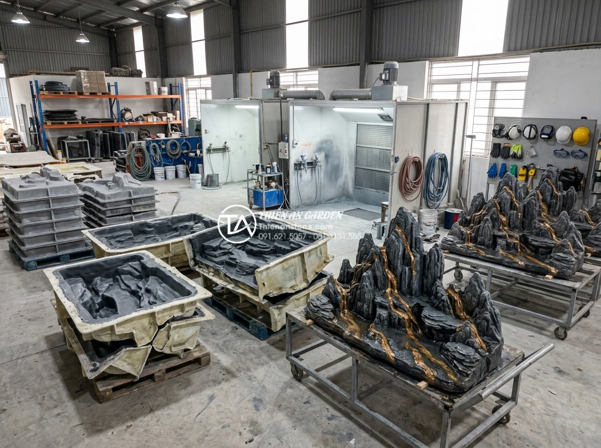 So sánh thác nước đá tự nhiên và thác nước bằng nhựa composite/xi măng - Factory production line showing multiple composite waterfall molds being demolde