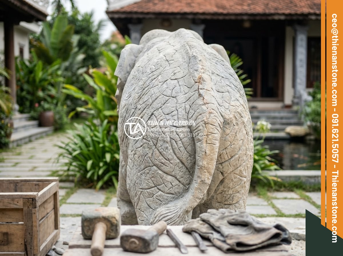 Tác dụng của tượng đá điêu khắc trong việc nâng tầm tiểu cảnh trước biệt thự - Hình 20 Tác dụng của tượng đá điêu khắc trong việc nâng tầm tiểu cảnh trước biệt thự - Team photo of Đá Cảnh Thiên An artisans and engineers proudly standing next to a