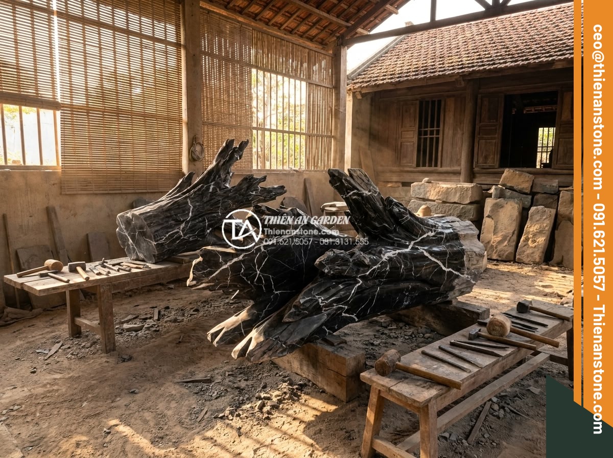 Tác dụng của tượng đá điêu khắc trong việc nâng tầm tiểu cảnh trước biệt thự - Hình 4 Tác dụng của tượng đá điêu khắc trong việc nâng tầm tiểu cảnh trước biệt thự - Artistic wide-angle view of a traditional Vietnamese stone carving workshop with