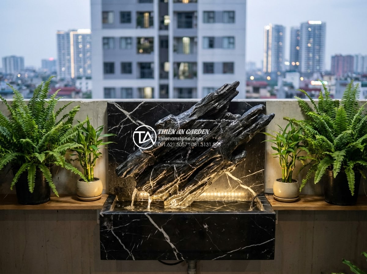 Top 50+ mẫu tiểu cảnh thác nước sân vườn đẹp dẫn đầu xu hướng 2026 - Hình 7 Top 50+ mẫu tiểu cảnh thác nước sân vườn đẹp dẫn đầu xu hướng 2026 - Compact modern wall-mounted waterfall for small urban balcony, made of polished