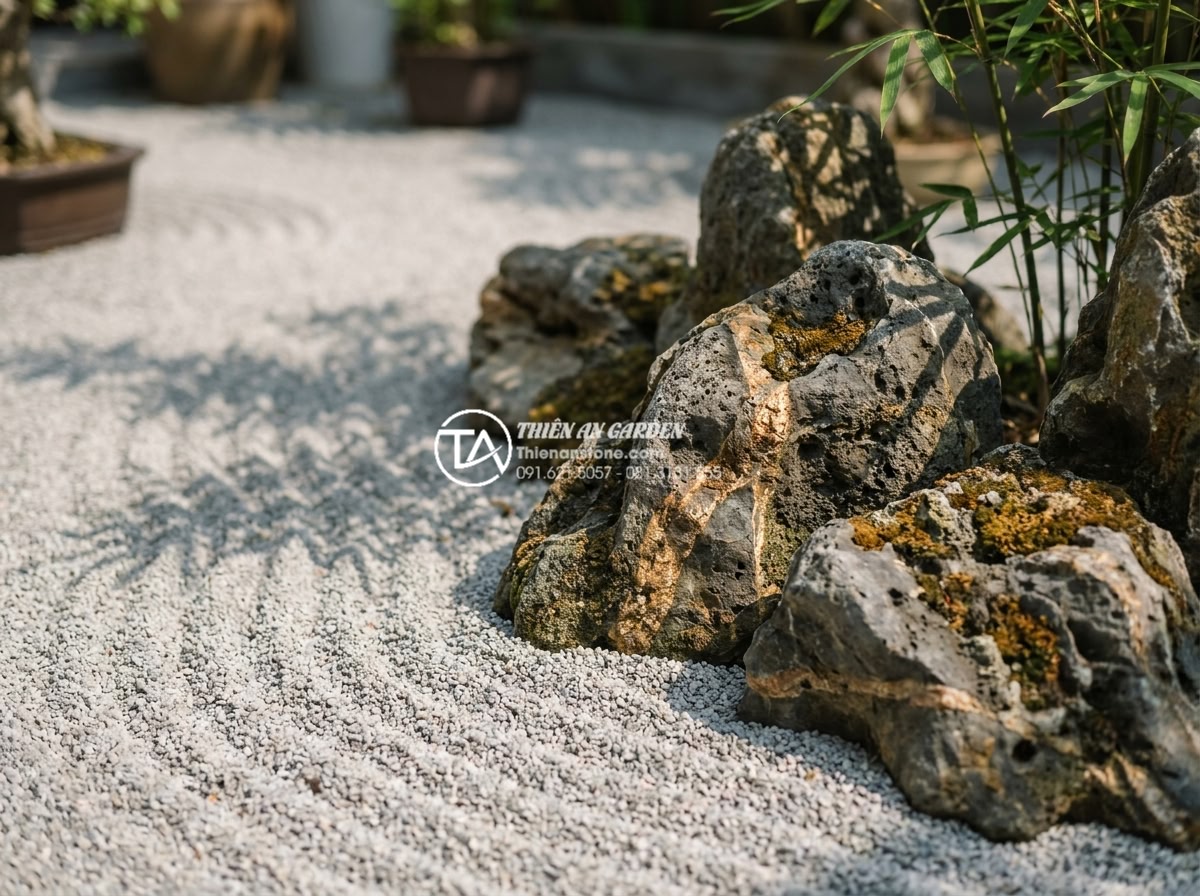 Xu hướng tiểu cảnh đá khô (Zen Garden) cho sân trước nhà phố 2026 - Close-up detail shot of premium natural granite rocks with unique textures and l
