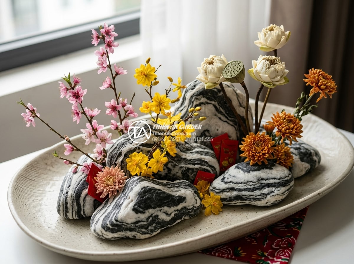 15 mẫu tiểu cảnh hoa tết khô từ đá cuội dành cho người bận rộn - Beautiful arrangement of various dried Tet flowers including pink peach blossoms