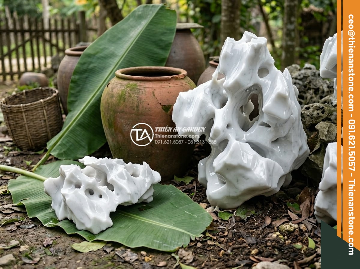 5 sai lầm thường gặp khi bố trí đá cảnh trong tiểu cảnh làng quê - Close-up realistic image showing mismatched artificial shiny white marble stones