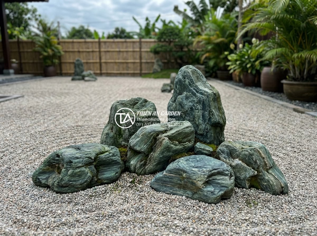 7 bí quyết sắp xếp đá cuội tự nhiên để có tiểu cảnh đẹp như tranh - Hình 10 7 bí quyết sắp xếp đá cuội tự nhiên để có tiểu cảnh đẹp như tranh - Asymmetric balanced pebble design in modern zen garden with detailed stone place