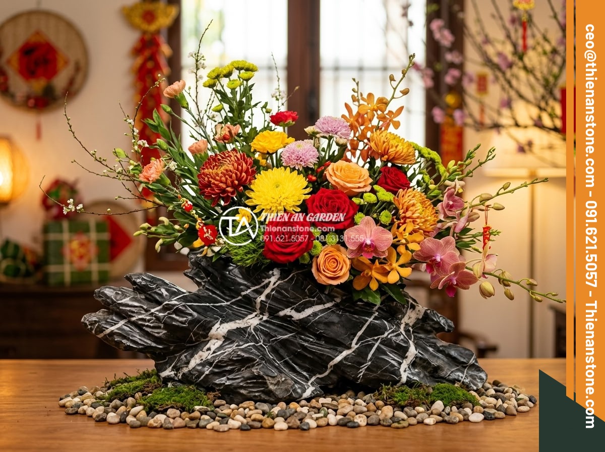 Cách chăm sóc hoa trong tiểu cảnh đá để tươi lâu suốt 3 tuần Tết - High-resolution image of luxurious natural stone Tet centerpiece with mixed fres