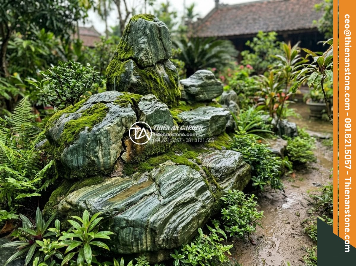 Cách xử lý rêu mốc cho tiểu cảnh làng quê ngoài trời vào mùa mưa - Damaged natural stone rockery with heavy moss growth causing cracks and discolor