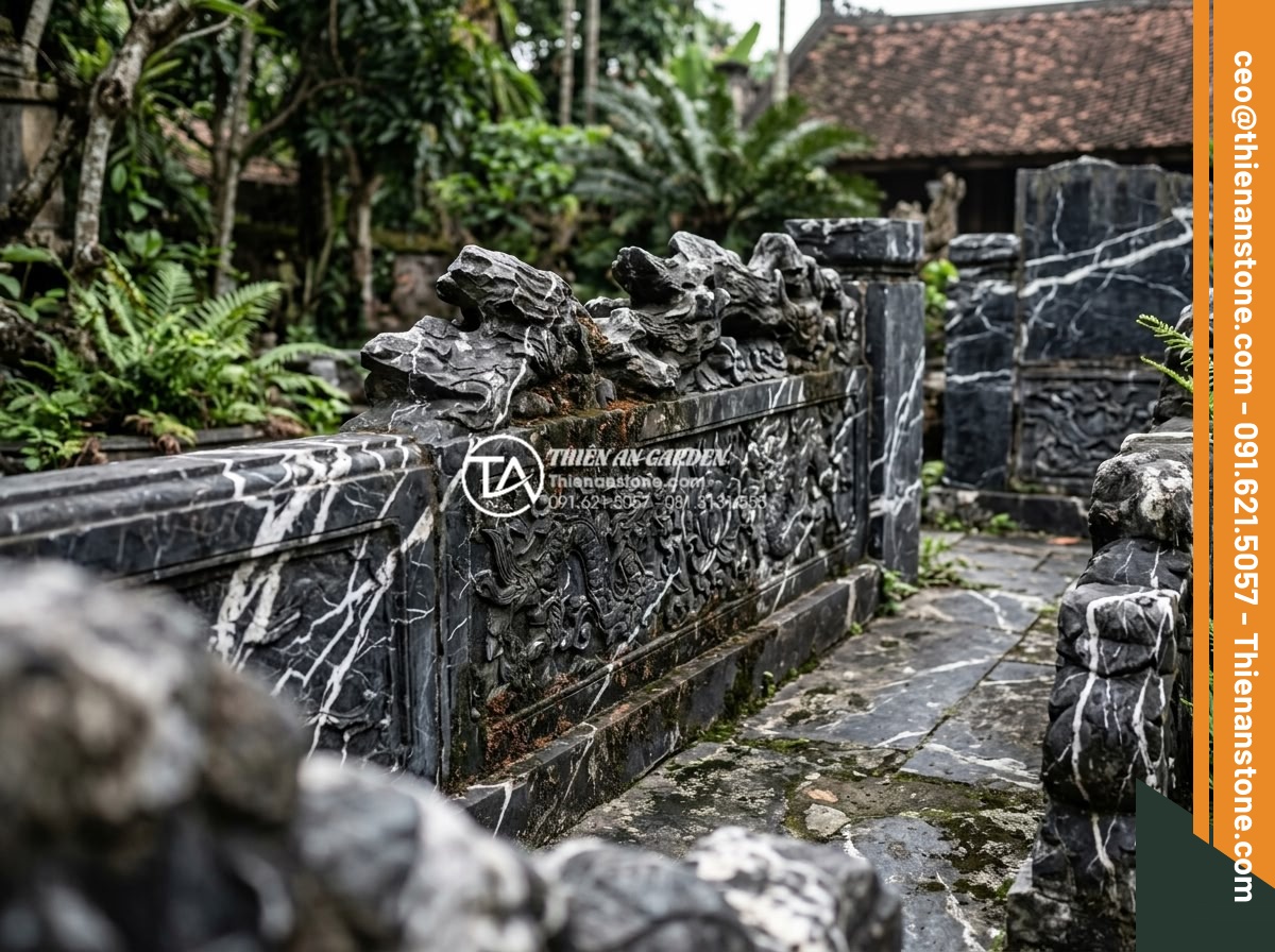 Cách xử lý rêu mốc cho tiểu cảnh làng quê ngoài trời vào mùa mưa - Aesthetic degradation shown by moldy stone carvings losing intricate details in 