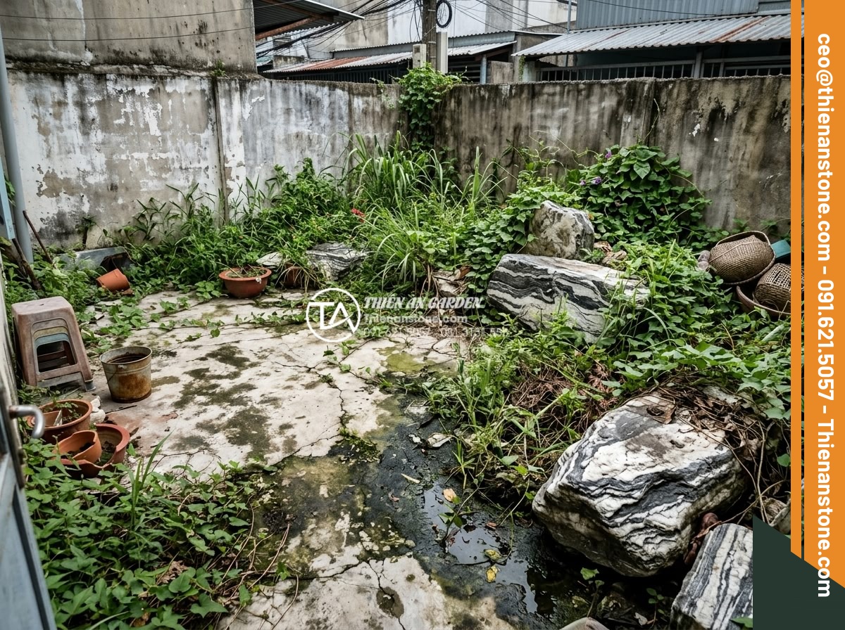 Case Study: Cải tạo sân vườn 20m2 thành không gian làng quê Bắc Bộ thanh bình - Realistic photo showing the initial neglected state of a small 20m2 concrete bac