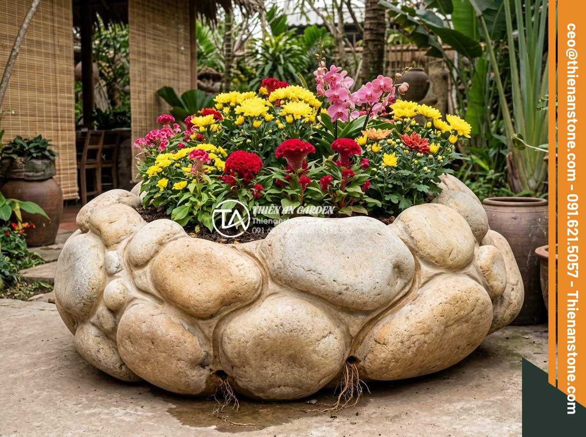 Hướng dẫn xử lý thoát nước cho tiểu cảnh hoa tết để tránh thối rễ - Hình 2 Hướng dẫn xử lý thoát nước cho tiểu cảnh hoa tết để tránh thối rễ - Wide angle shot of vibrant Tet flower mini garden on carved natural stone with v