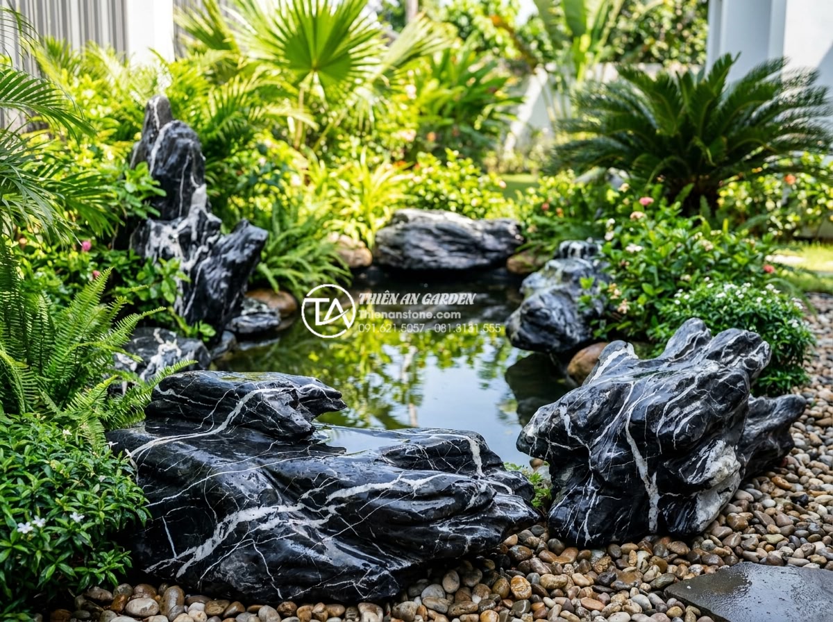 Làm thế nào để giữ màu sắc đá tự nhiên trong tiểu cảnh luôn như mới? - Vibrant and well-preserved natural stone elements in a luxurious Vietnamese gard