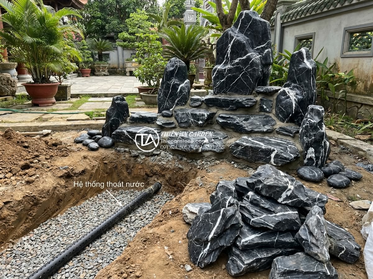 Nghệ thuật phối hợp tiểu cảnh sỏi đá cuội cho sân vườn biệt thự - Hình 11 Nghệ thuật phối hợp tiểu cảnh sỏi đá cuội cho sân vườn biệt thự - Professional construction process of pebble rockery in villa garden showing foun