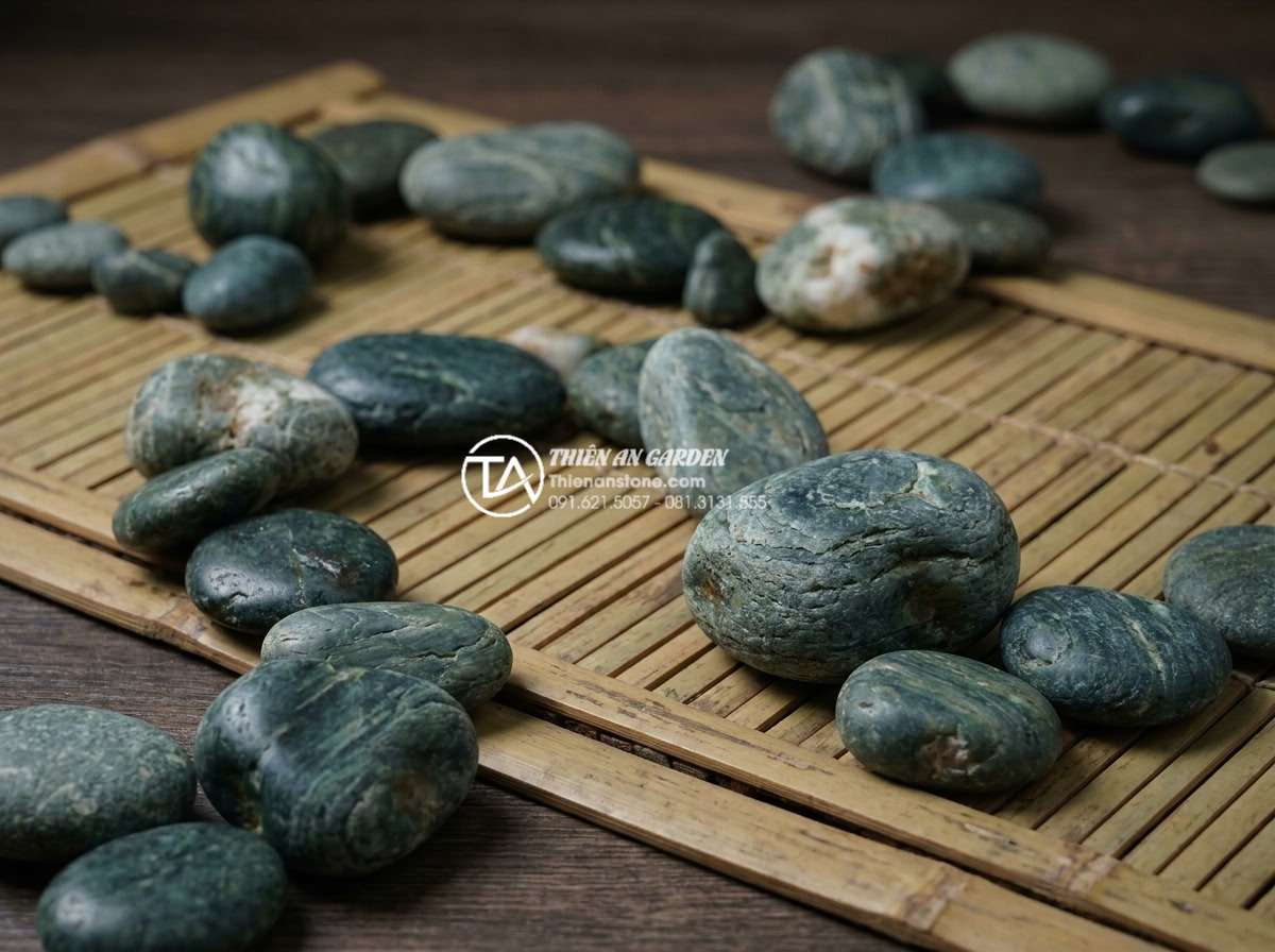 Nguyên tắc bố trí tiểu cảnh đá cuội theo phong thủy rước tài lộc - High detail realistic photo showcasing different colors and shapes of natural Fe