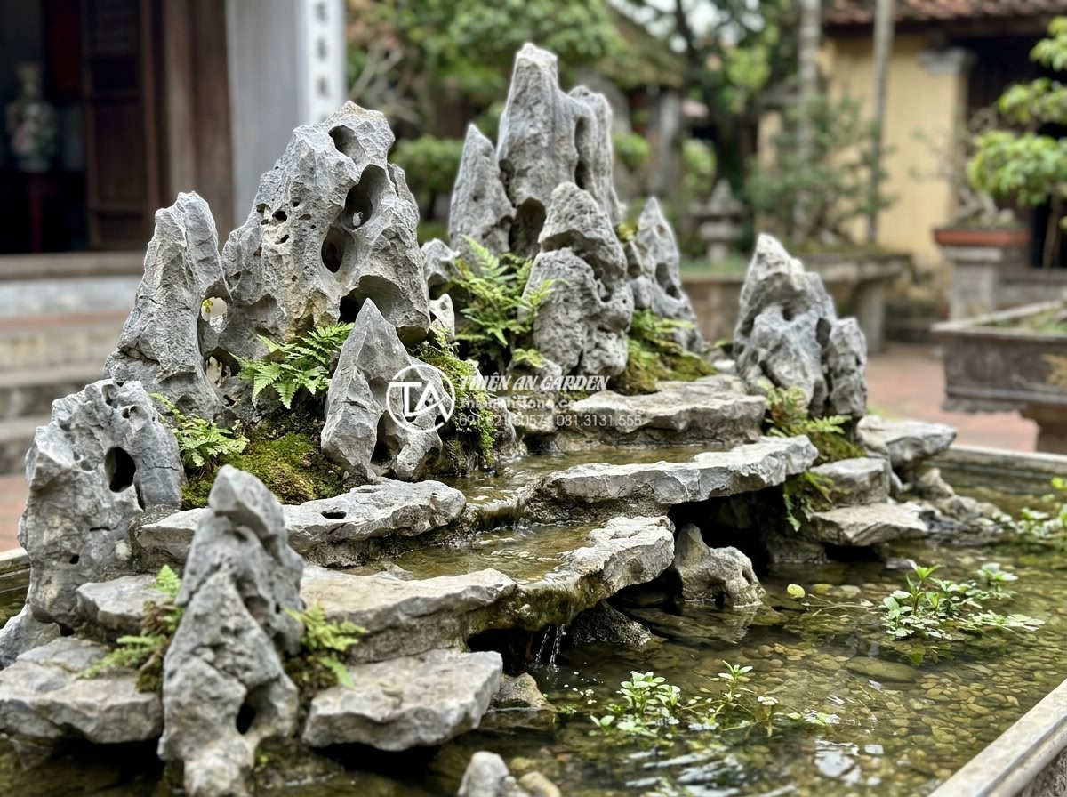 Phân biệt các dòng đá điêu khắc dùng trong tiểu cảnh mỹ nghệ - Slate rock formations integrated into a serene pond-side miniature landscape wit