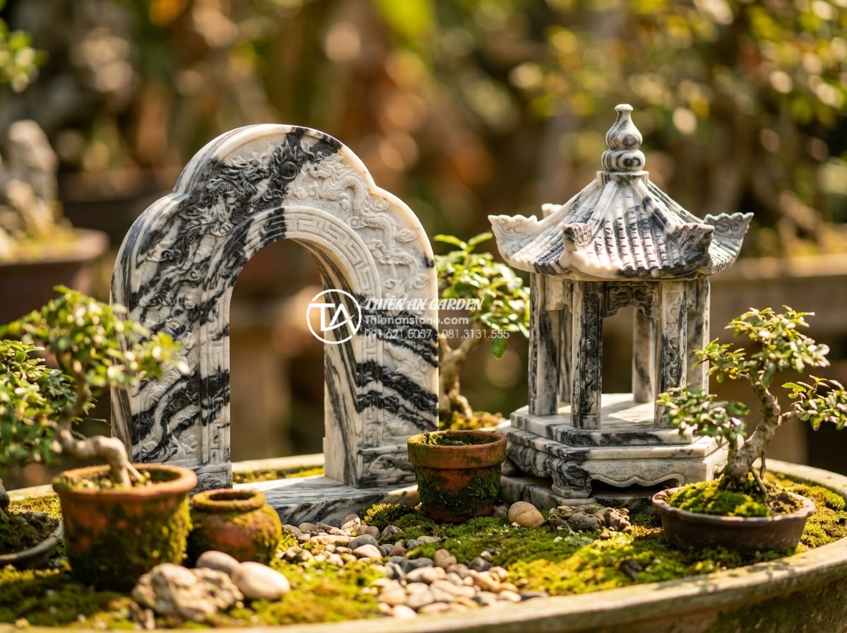 Phân biệt các dòng đá điêu khắc dùng trong tiểu cảnh mỹ nghệ - Travertine stone details in a luxurious outdoor miniature scene with warm tones 