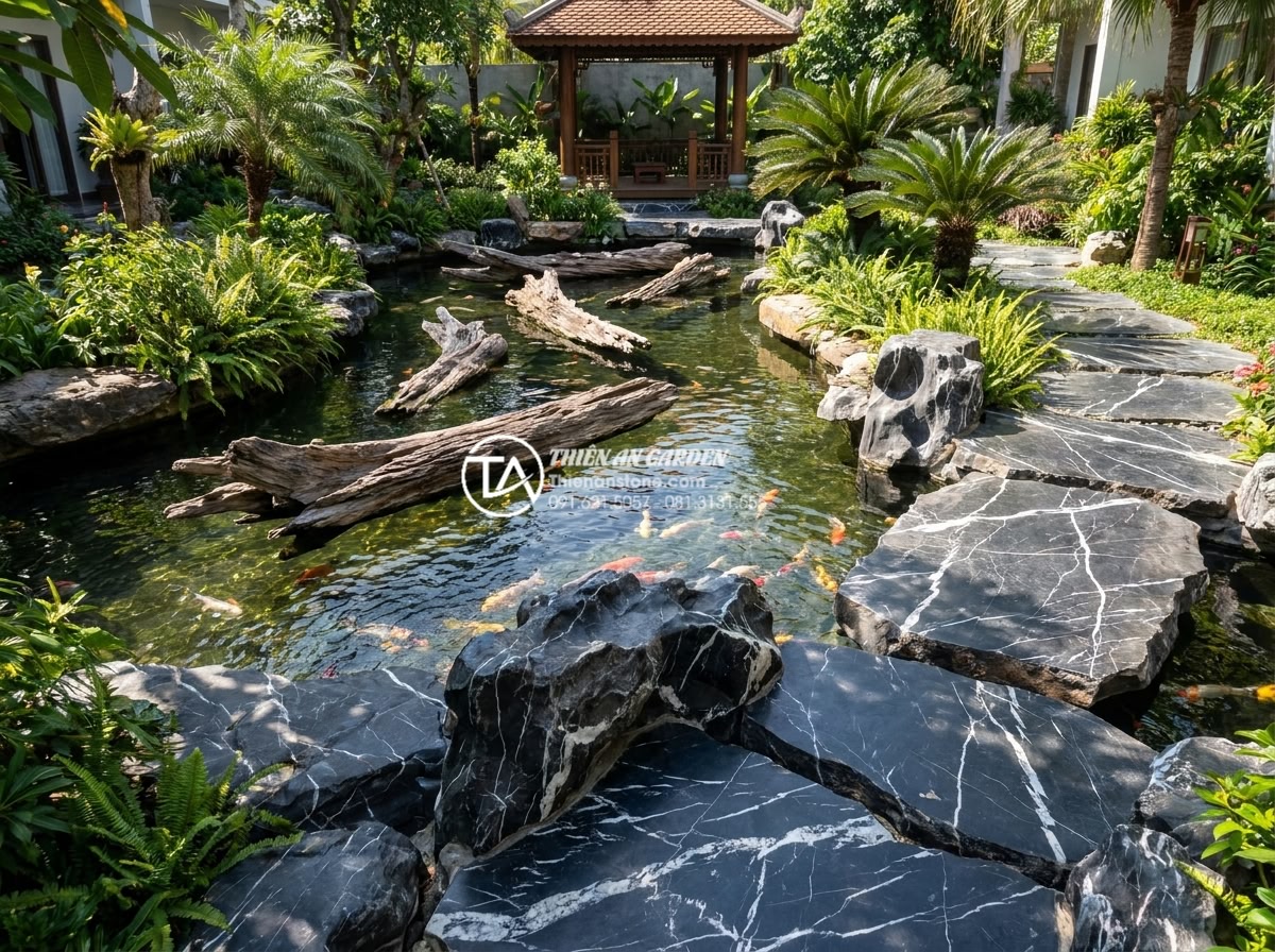 Phân loại gỗ lũa: Lũa chìm, lũa nổi và cách ứng dụng hiệu quả - Hình 13 Phân loại gỗ lũa: Lũa chìm, lũa nổi và cách ứng dụng hiệu quả - Floating driftwood used creatively in koi pond design with resort style landscap
